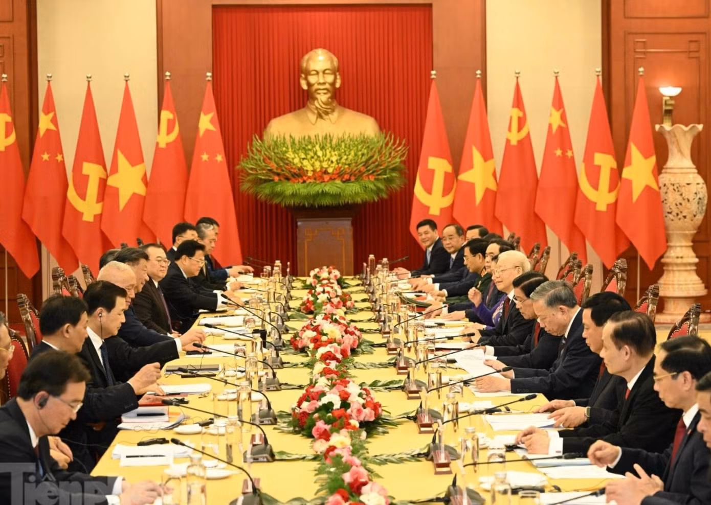 Hai Tổng Bí thư và các quan chức cấp cao hai nước trong cuộc hội đàm ngày 12/12. (Ảnh: Như Ý)