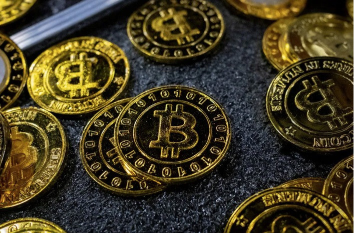 Giá bitcoin hồi phục mạnh trong tháng cuối năm. (Ảnh: Reuters)