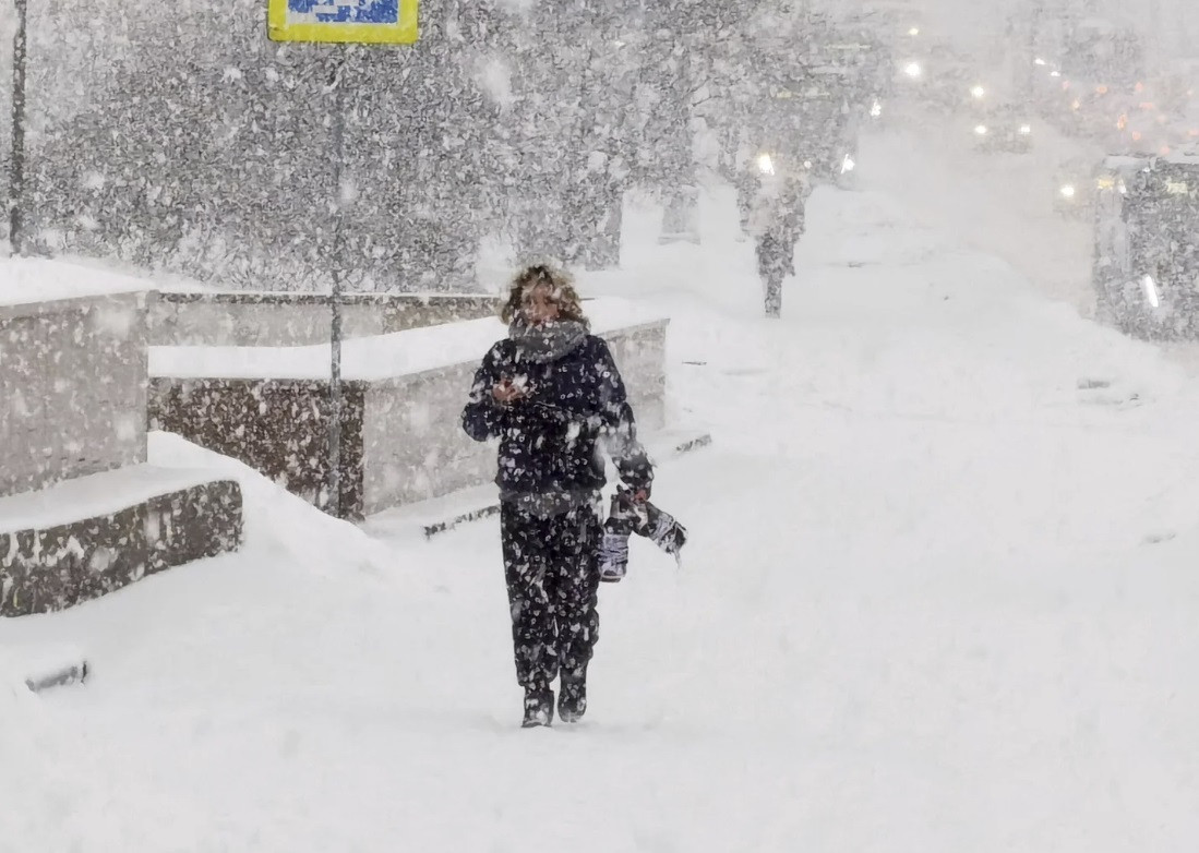 Một người đi giữa trời tuyết rơi ở thủ đô Mátxcơva ngày 4/12. (Ảnh: AP) Một người đi giữa trời tuyết rơi ở thủ đô Mátxcơva ngày 4/12. (Ảnh: AP)