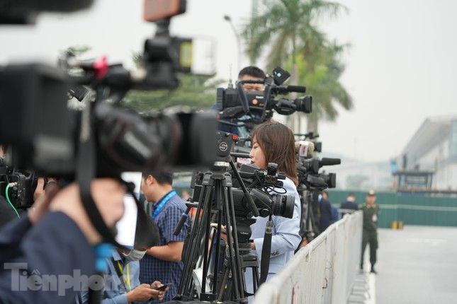 Chuyến thăm thu hút sự chú ý rất lớn của giới truyền thông. Chuyến thăm thu hút sự chú ý rất lớn của giới truyền thông.