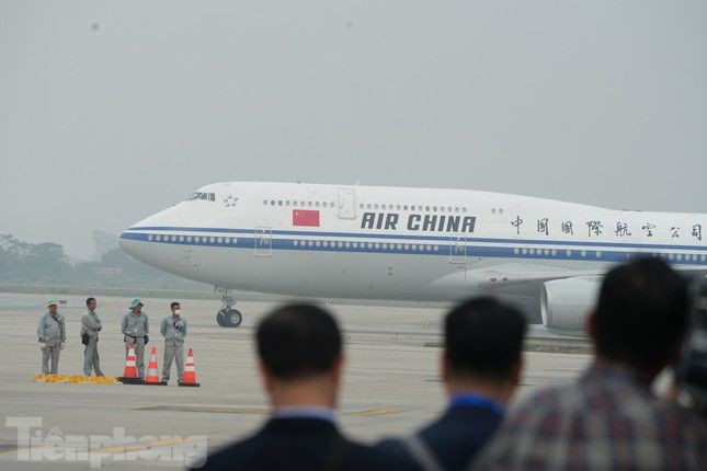 Chuyên cơ chở nhà lãnh đạo Trung Quốc và Phu nhân cùng đoàn đại biểu cấp cao thăm Việt Nam. Chuyên cơ chở nhà lãnh đạo Trung Quốc và Phu nhân cùng đoàn đại biểu cấp cao thăm Việt Nam.