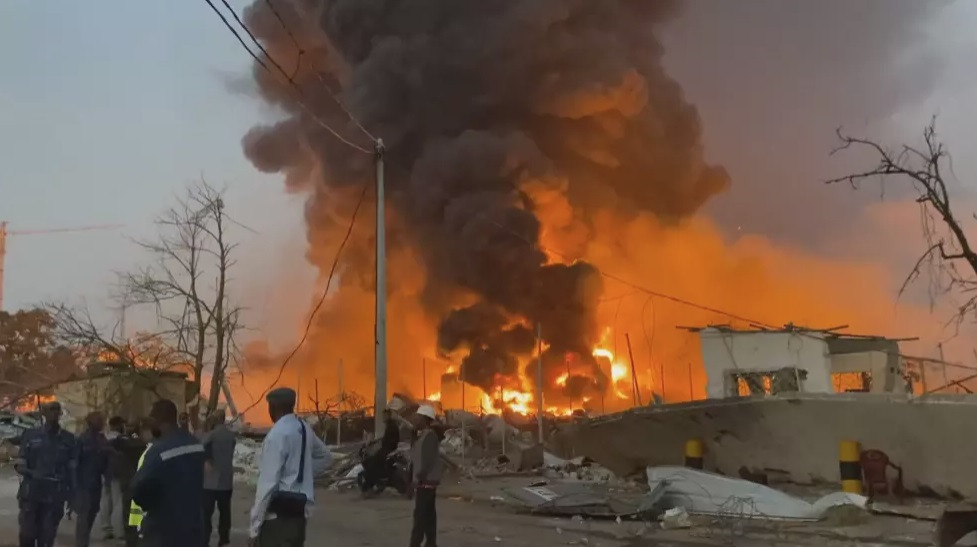 Hình ảnh vụ cháy ở kho nhiên liệu Guinea. (Ảnh: Reuters) Hình ảnh vụ cháy ở kho nhiên liệu Guinea. (Ảnh: Reuters)