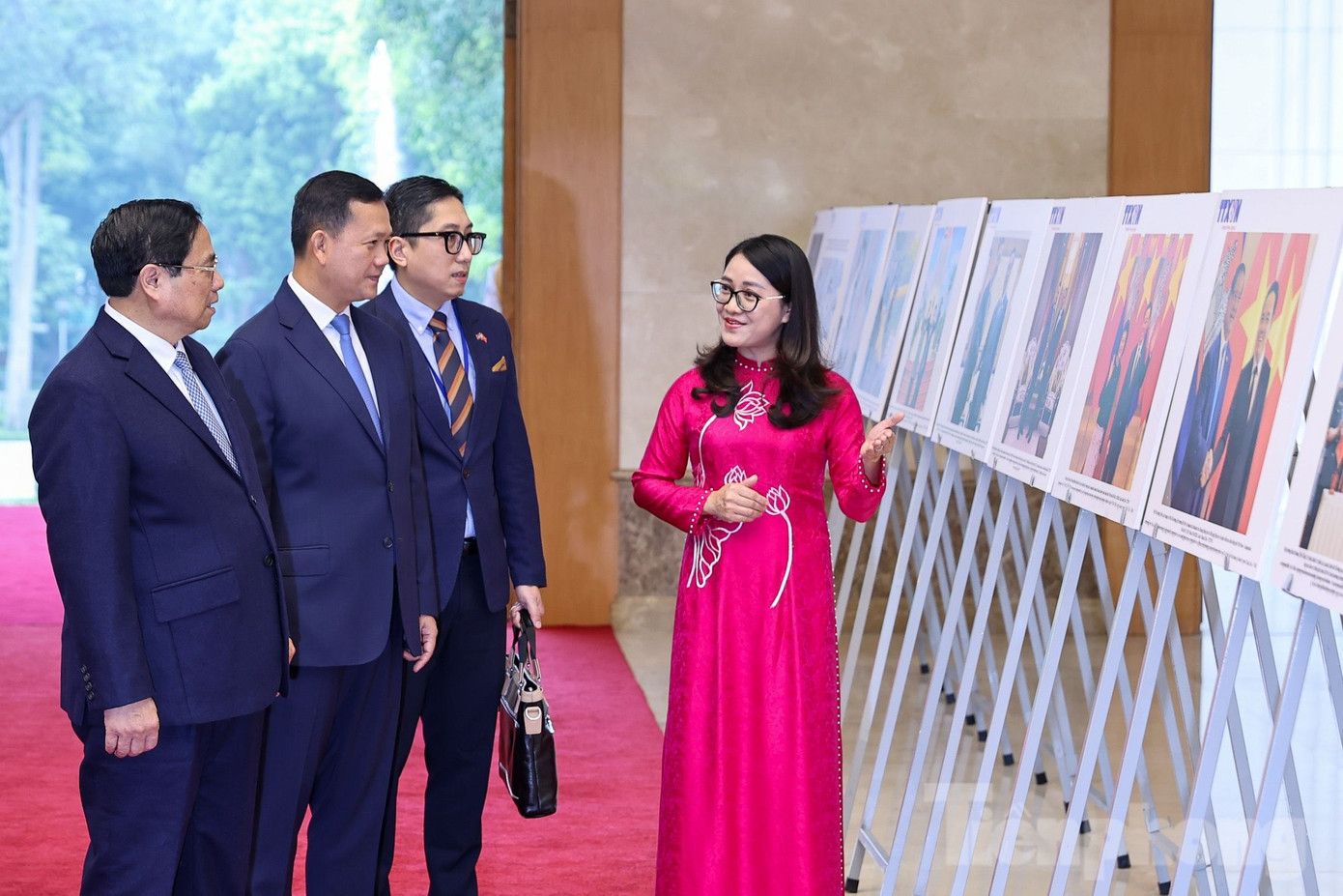 Hai Thủ tướng cùng xem triển lãm ảnh ghi lại những khoảnh khắc quan trọng trong quan hệ Việt Nam - Campuchia. (Ảnh: Như Ý)