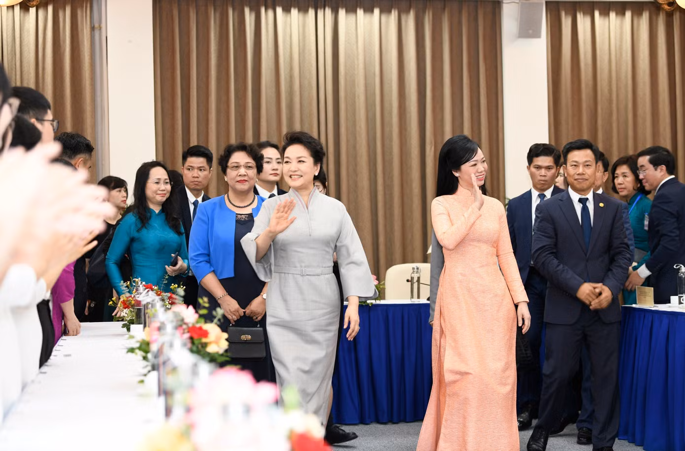 Sáng 13/12, bà Phan Thị Thanh Tâm - Phu nhân Chủ tịch nước Võ Văn Thưởng và bà Bành Lệ Viên - Phu nhân Tổng Bí thư, Chủ tịch nước Trung Quốc Tập Cận Bình cùng đến thăm và giao lưu với các sinh viên khoa Tiếng Trung, Đại học Quốc gia Hà Nội.