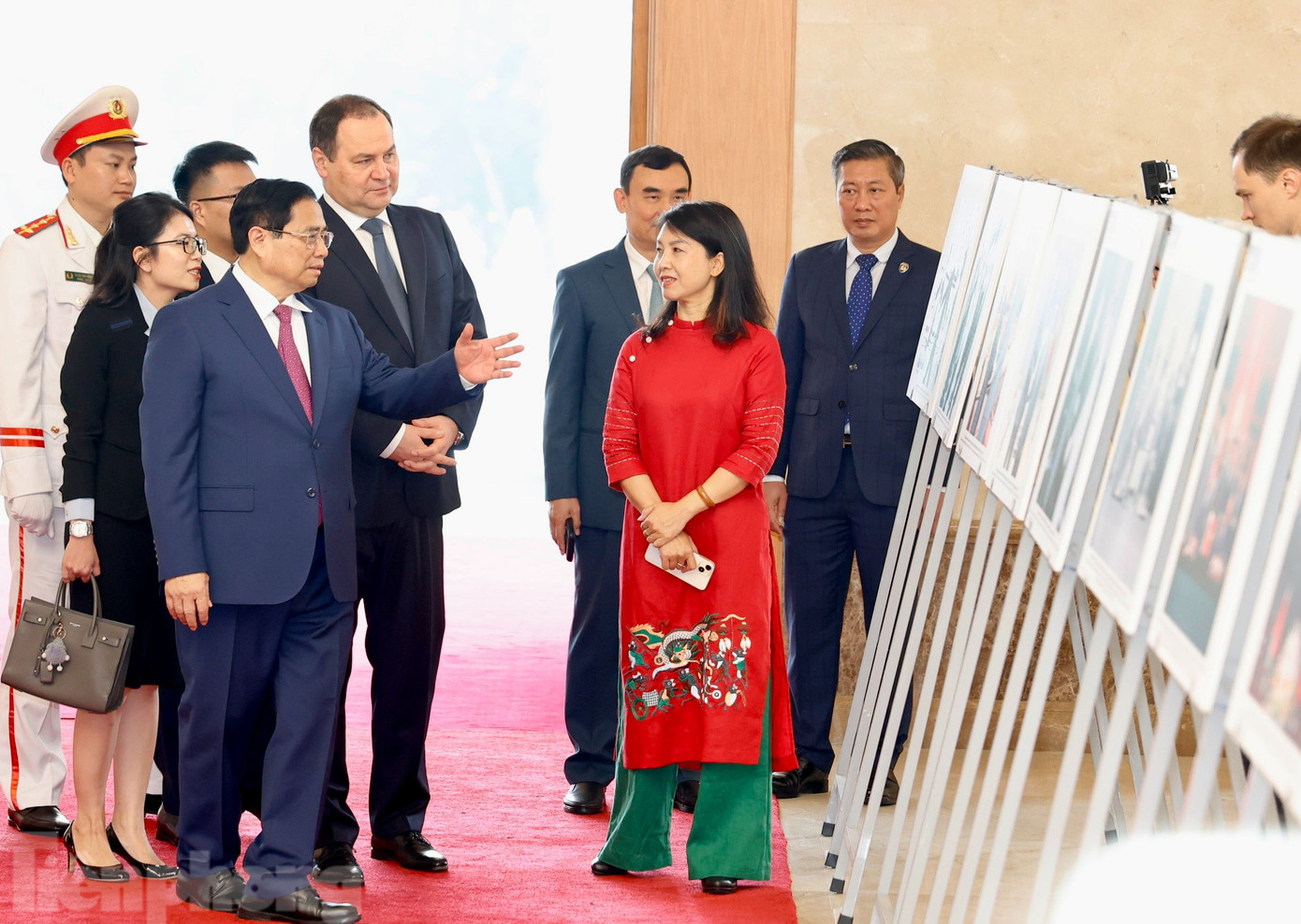 Hai Thủ tướng cùng xem những bức ảnh ghi lại khoảnh khắc quan trọng trong quan hệ hai nước. (Ảnh: Như Ý)