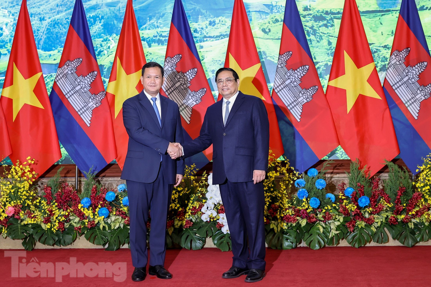 Hai Thủ tướng chụp ảnh chung trước khi tiến hành cuộc hội đàm để bàn về phương hướng phát triển quan hệ Việt Nam - Campuchia. (Ảnh: Như Ý)