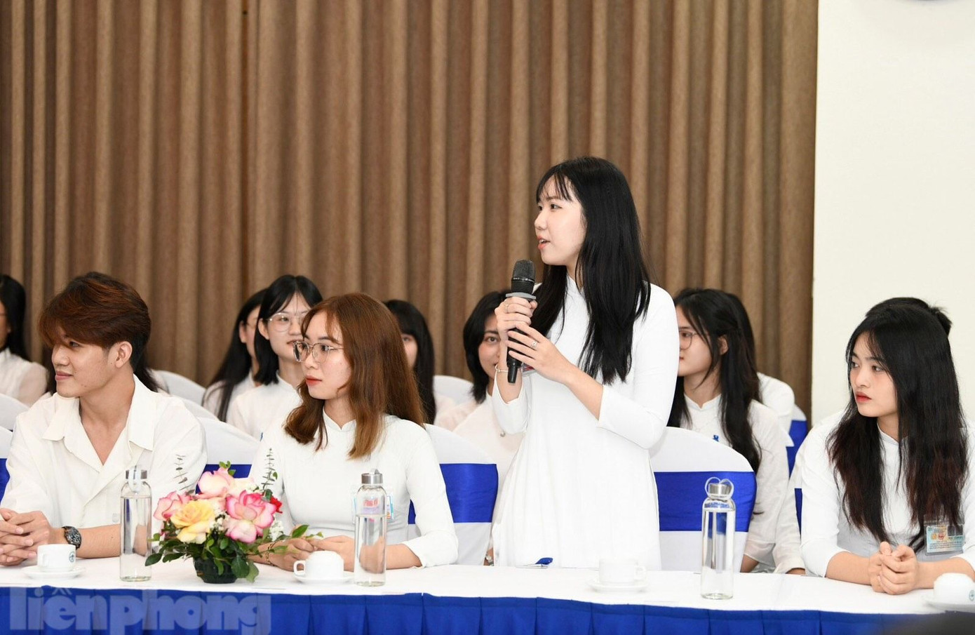 Các sinh viên học tiếng Trung giao lưu với hai Phu nhân. (Ảnh: Như Ý) Các sinh viên học tiếng Trung giao lưu với hai Phu nhân. (Ảnh: Như Ý)