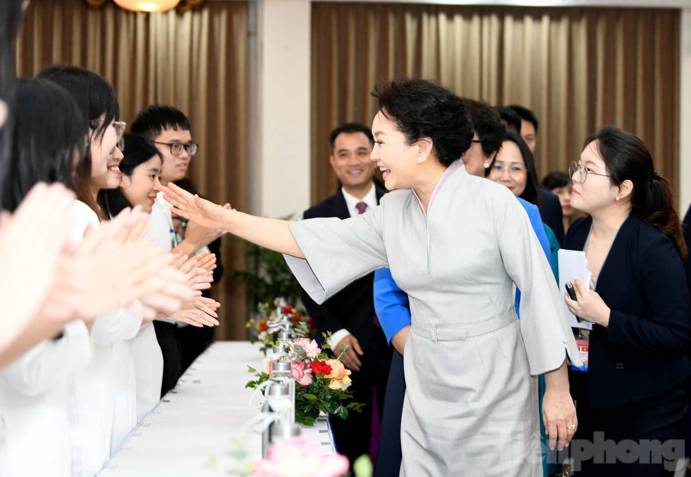 Phu nhân Bành Lệ Viên giao lưu với các sinh viên đang học tiếng Trung tại Đại học Quốc gia Hà Nội. (Ảnh: Như Ý) Phu nhân Bành Lệ Viên giao lưu với các sinh viên đang học tiếng Trung tại Đại học Quốc gia Hà Nội. (Ảnh: Như Ý)