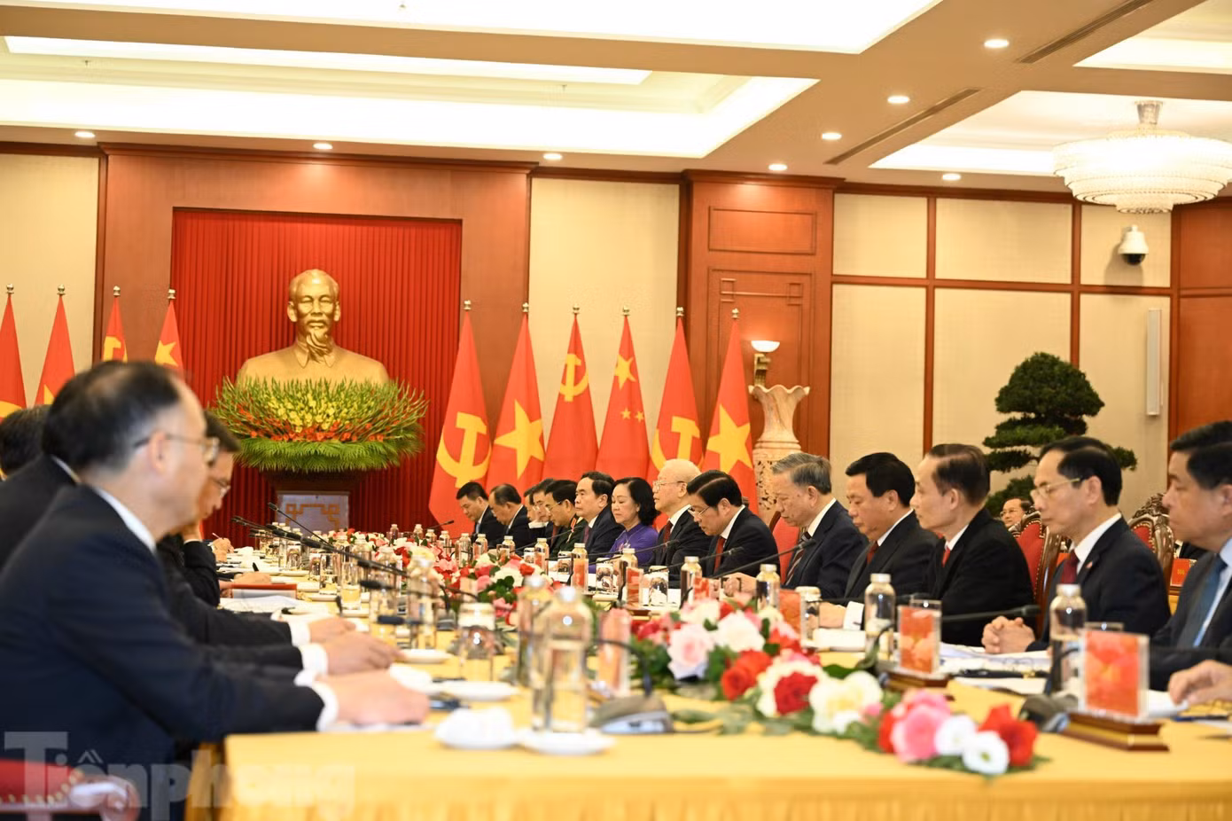 Tổng Bí thư Nguyễn Phú Trọng và các quan chức cấp cao Việt Nam tại cuộc hội đàm. (Ảnh: Như Ý)
