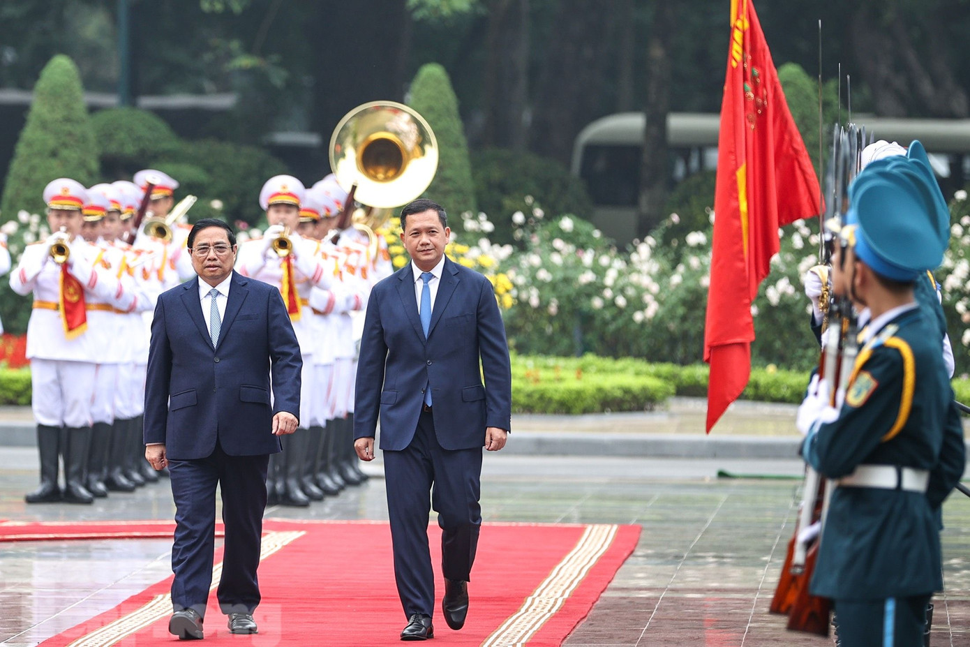 Hai Thủ tướng duyệt đội danh dự. (Ảnh: Như Ý)