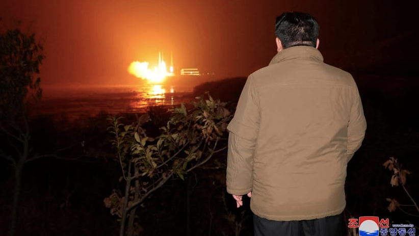 Nhà lãnh đạo Triều Tiên Kim Jong Un quan sát tên lửa đưa vệ tinh do thám Malligyong-1 lên quỹ đạo ngày 21/11. (Ảnh: KCNA) Nhà lãnh đạo Triều Tiên Kim Jong Un quan sát tên lửa đưa vệ tinh do thám Malligyong-1 lên quỹ đạo ngày 21/11. (Ảnh: KCNA)
