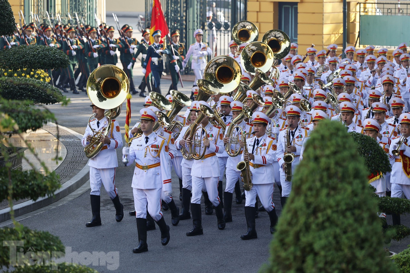 Đội danh dự tham gia lễ đón Thủ tướng Belarus Roman Golovchenko sáng 8/12. (Ảnh: Như Ý)