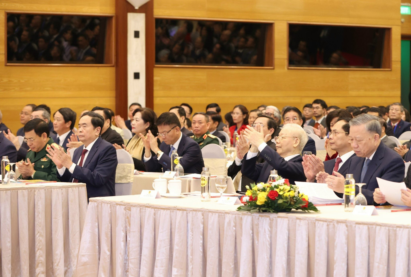 Các đồng chí lãnh đạo Đảng, Nhà nước dự Hội nghị Ngoại giao 32. Các đồng chí lãnh đạo Đảng, Nhà nước dự Hội nghị Ngoại giao 32.