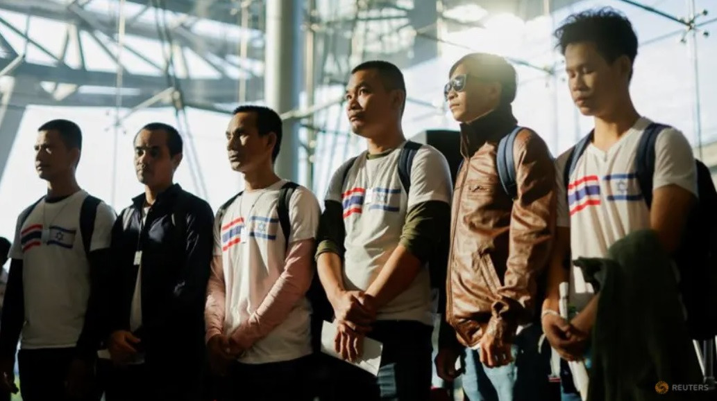 Nhóm công dân Thái Lan đầu tiên được Hamas trả tự do về đến thủ đô Bangkok ngày 30/11. (Ảnh: Reuters)