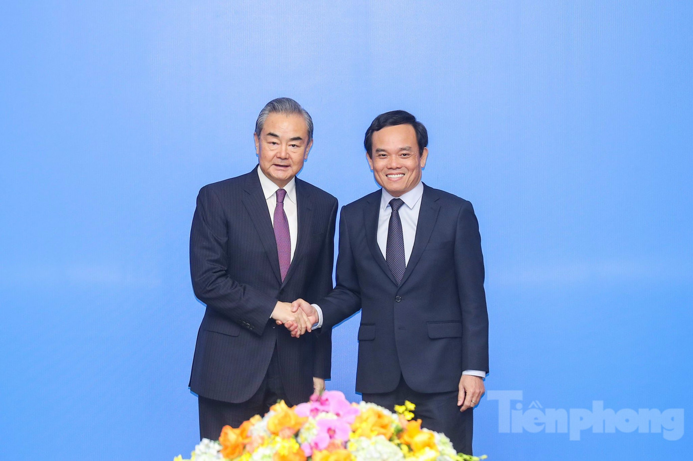 Phó Thủ tướng Trần Lưu Quang cùng Ủy viên Bộ Chính trị, Chủ nhiệm Văn phòng Ủy ban công tác đối ngoại Trung ương Đảng Cộng sản Trung Quốc, Bộ trưởng Bộ Ngoại giao Trung Quốc Vương Nghị tại phiên họp ngày 1/12. (Ảnh: Như Ý) Phó Thủ tướng Trần Lưu Quang cùng Ủy viên Bộ Chính trị, Chủ nhiệm Văn phòng Ủy ban công tác đối ngoại Trung ương Đảng Cộng sản Trung Quốc, Bộ trưởng Bộ Ngoại giao Trung Quốc Vương Nghị tại phiên họp ngày 1/12. (Ảnh: Như Ý)