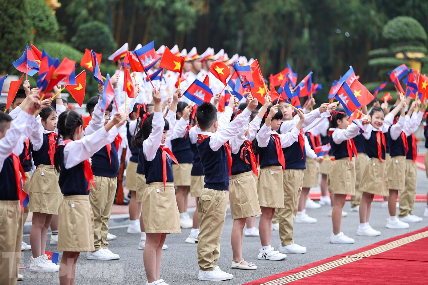 Các em thiếu nhi Hà Nội chào đón Thủ tướng Campuchia Hun Manet. (Ảnh: Như Ý)