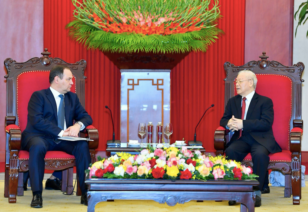 Tổng Bí thư Nguyễn Phú Trọng thông báo với Thủ tướng Roman Golovchenko về những thành tựu to lớn, toàn diện của Việt Nam sau gần 40 năm Đổi mới. (Ảnh: Nhật Minh)