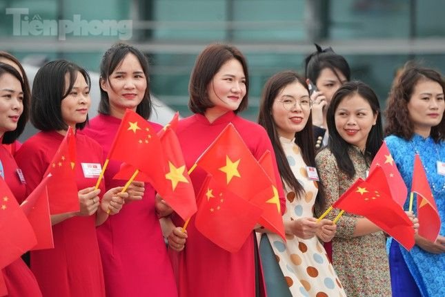 Người dân vẫy quốc kỳ Việt Nam - Trung Quốc đón Tổng Bí thư, Chủ tịch Trung Quốc Tập Cận Bình và Phu nhân. Người dân vẫy quốc kỳ Việt Nam - Trung Quốc đón Tổng Bí thư, Chủ tịch Trung Quốc Tập Cận Bình và Phu nhân.