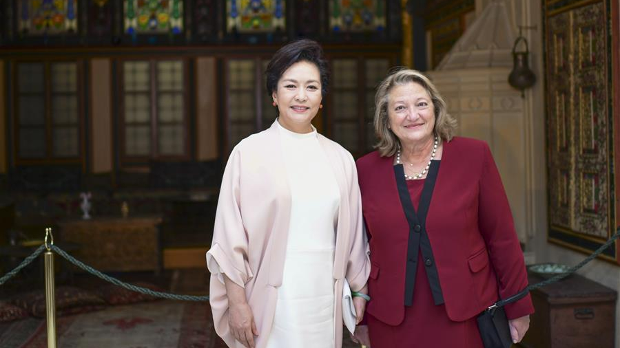 Bà Bành Lệ Viên và bà Vlassia Pavlopoulou-Peltsemi – Phu nhân Tổng thống Hy Lạp Prokopis Pavlopoulos, tại Athens, Hy Lạp, tháng 11/2019. (Ảnh: Xinhua)