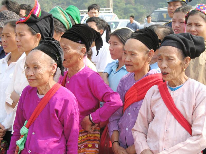 Đồng chí Tòng Thị Phóng- Bí thư TW Đảng: “Tôi hoan nghênh cuộc vận động xây cầu Chôm Lôm của báo Tiền phong”. Tổng Biên tập Dương Xuân Nam: “Xin cảm ơn các nhà hảo tâm, bạn đọc trong và ngoài nước đã ủng hộ cuộc vận động của báo. Cảm ơn lãnh đạo Tỉnh uỷ, UBND tỉnh, Đài PTTH và Tỉnh Đoàn Nghệ An đã hỗ trợ tích cực để dự án cầu Chôm Lôm sớm được khởi động”. Chủ tịch tỉnh Phan Đình Trạc: “Chúng ta đã biến đau thương thành hành động thiết thực”. Người dân Lạng Khê đón nhận tin xây cầu. Trong nay mai, các em học sinh ở bên kia bến Chôm Lôm không còn phải “qua sông luỵ đò”. Những nhát xẻng đầu tiên khai phá con đường mới ở Lạng Khê. Địa điểm xây dựng cầu Chôm Lôm