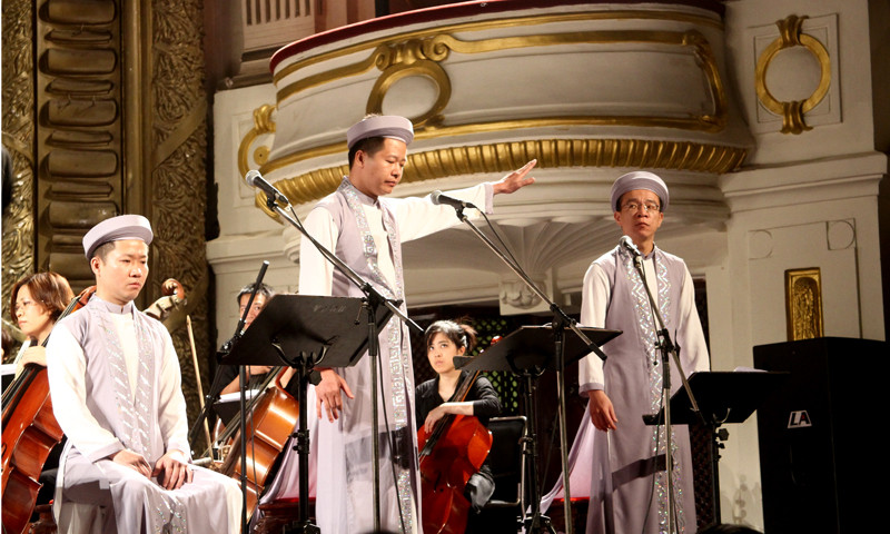 Từ Hải chết đứng giữa đời, giữa yêu thương và lọc lừa (Từ Hải do ca sĩ Mạnh Dũng, đứng thứ hai từ phải sang; ca sĩ Nguyễn Huy Đức thể hiện)