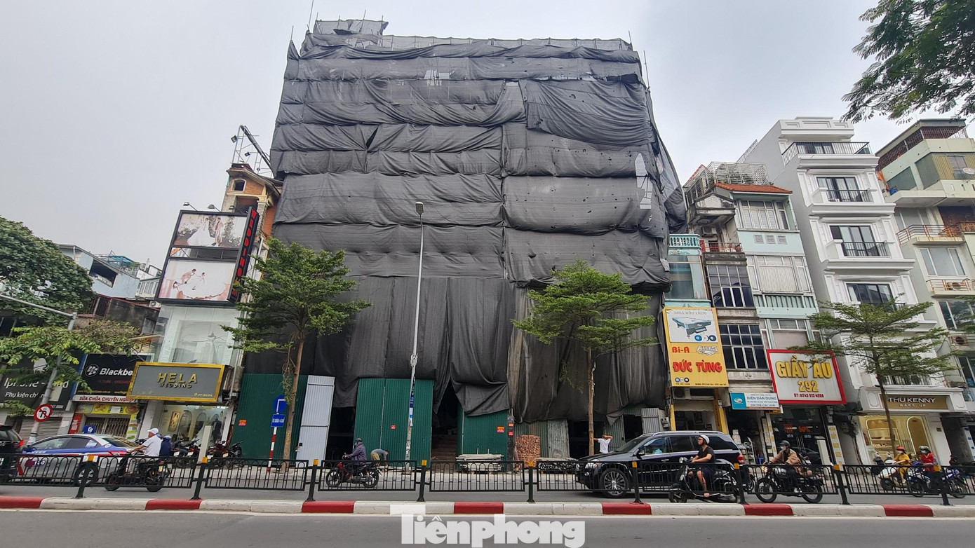 Tầng cao công trình nhà ở riêng lẻ tại Hà Nội được xác định cao không quá 6 tầng. Tuy nhiên, trên địa bàn nhiều quận trung tâm TP Hà Nội vẫn xuất hiện những công trình nhà ở riêng lẻ với quy mô 7-8 tầng. Tầng cao công trình nhà ở riêng lẻ tại Hà Nội được xác định cao không quá 6 tầng. Tuy nhiên, trên địa bàn nhiều quận trung tâm TP Hà Nội vẫn xuất hiện những công trình nhà ở riêng lẻ với quy mô 7-8 tầng.