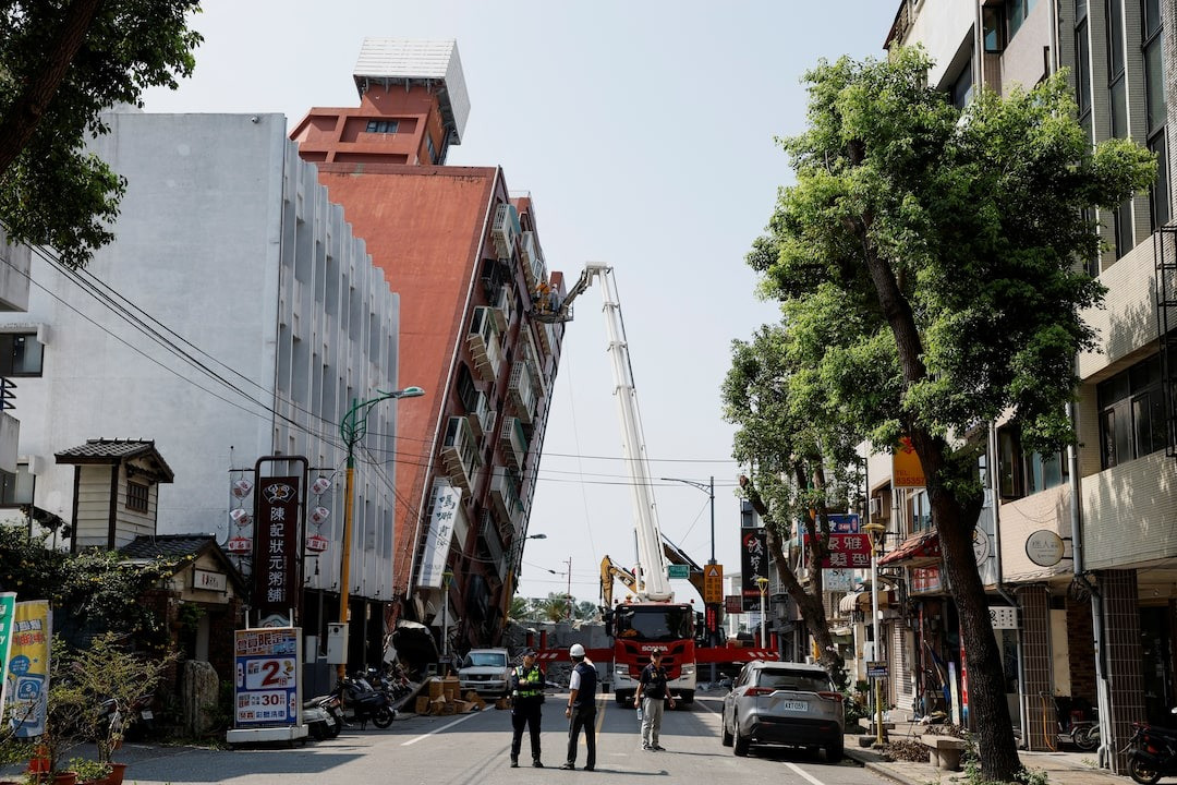 Một tòa nhà cao tầng ở Hoa Liên bị đổ nghiêng. Ảnh: Reuters Một tòa nhà cao tầng ở Hoa Liên bị đổ nghiêng. Ảnh: Reuters