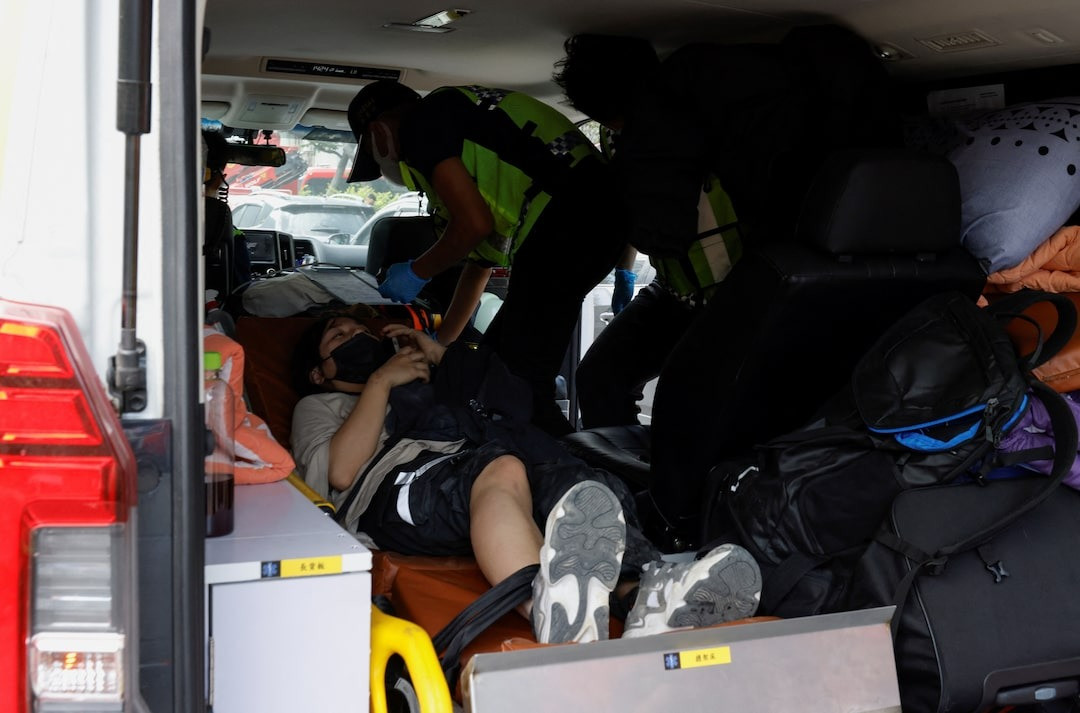 Một người được đưa đến bệnh viện sau khi được giải cứu. Ảnh: Reuters Một người được đưa đến bệnh viện sau khi được giải cứu. Ảnh: Reuters