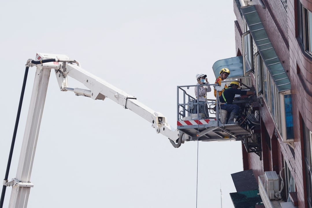 Nhiều máy móc được điều đến hiện trường. Ảnh: Reuters Nhiều máy móc được điều đến hiện trường. Ảnh: Reuters