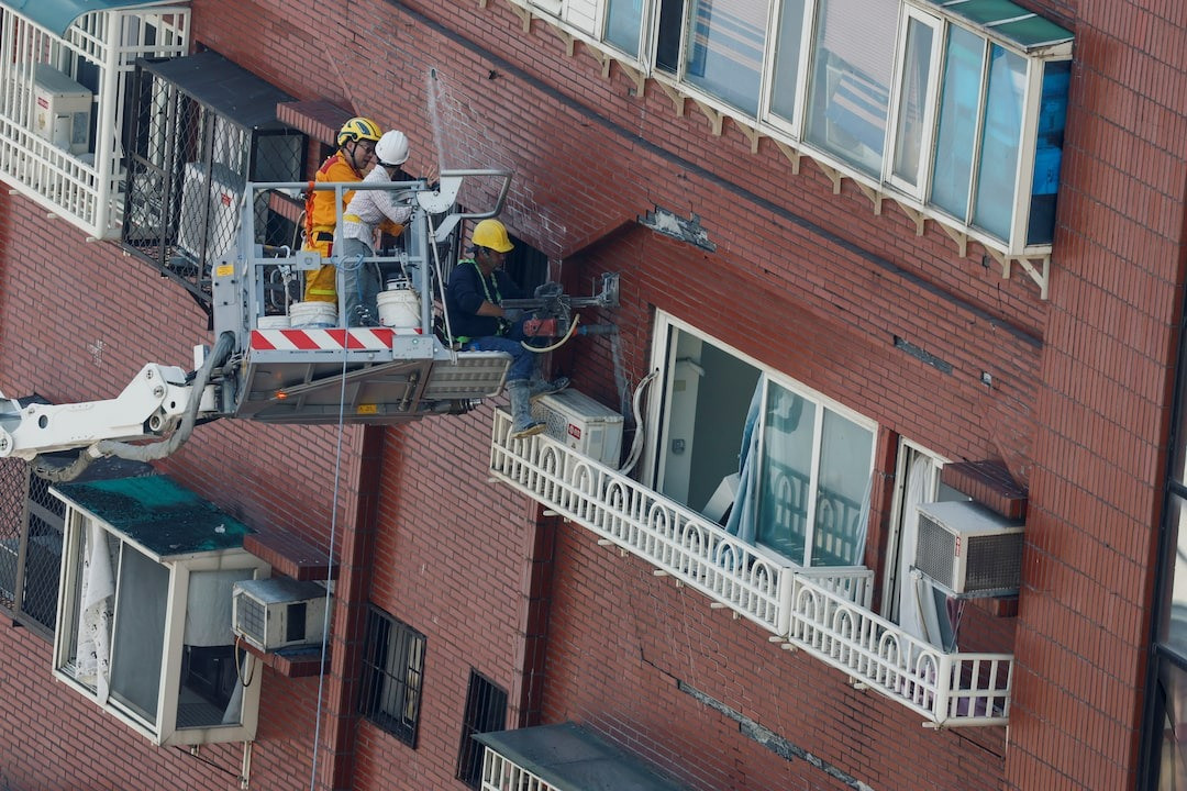Nhiều máy móc được điều đến hiện trường. Ảnh: Reuters Nhiều máy móc được điều đến hiện trường. Ảnh: Reuters