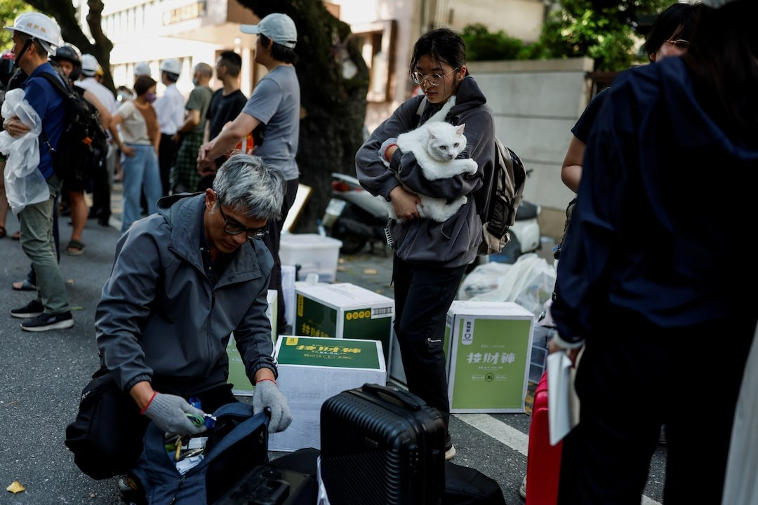 Người dân thu thập đồ cá nhân tại các tòa nhà bị hư hại do trận động đất ở Hoa Liên. Ảnh: Reuters Người dân thu thập đồ cá nhân tại các tòa nhà bị hư hại do trận động đất ở Hoa Liên. Ảnh: Reuters