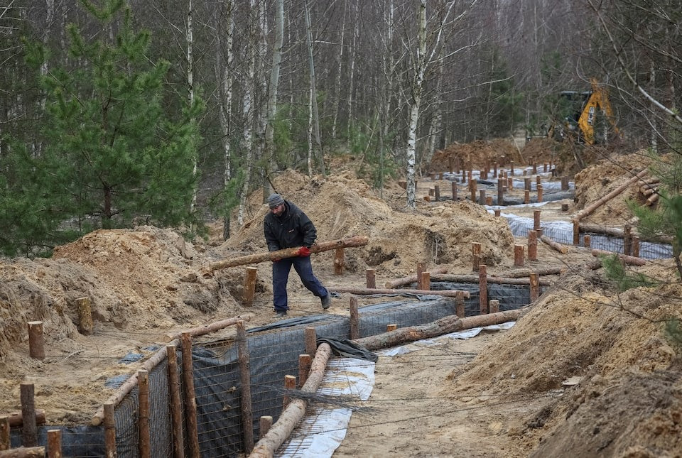 Lực lượng Ukraine đào công sự ở Chernihiv. Ảnh: Reuters