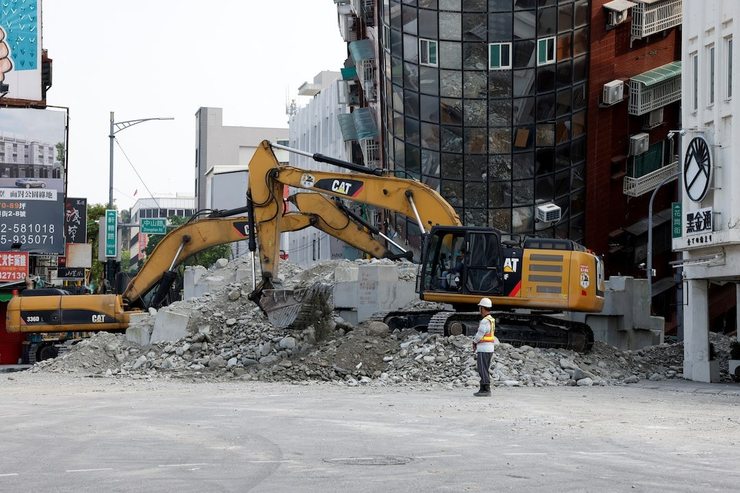 Nhiều máy móc được điều đến hiện trường. Ảnh: Reuters Nhiều máy móc được điều đến hiện trường. Ảnh: Reuters