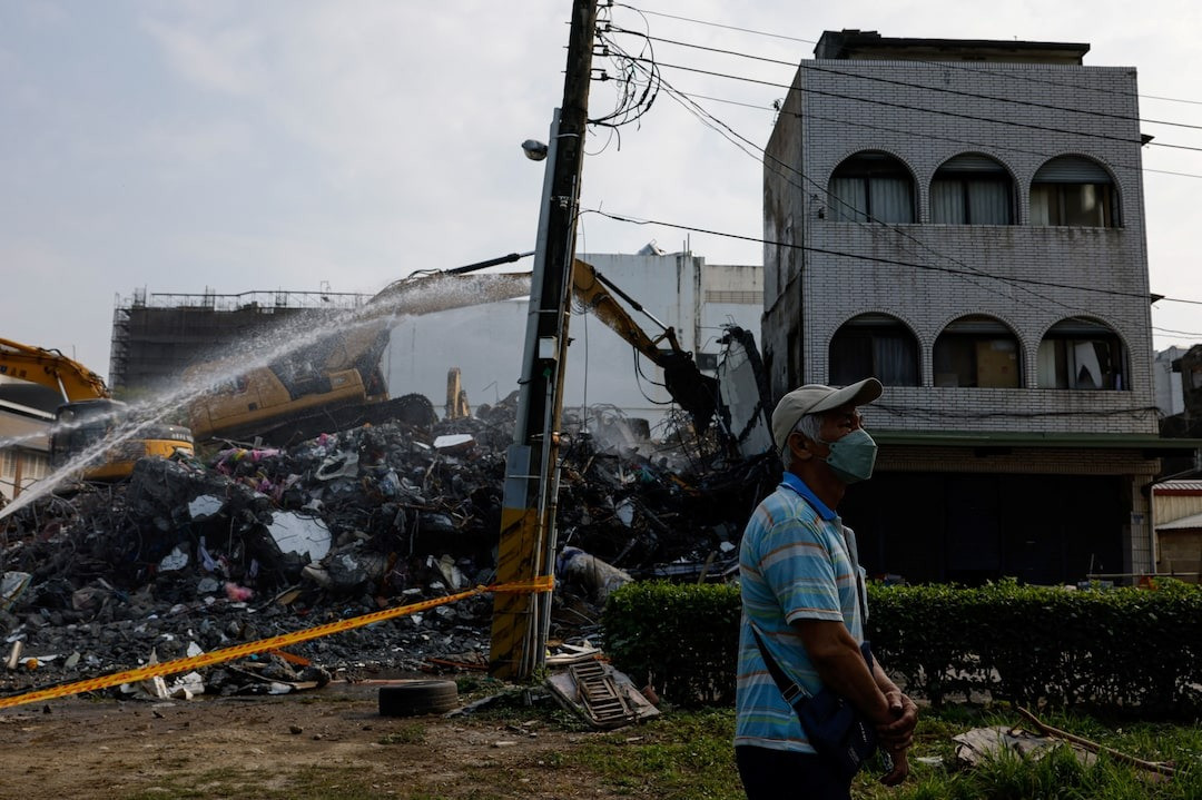 Một tòa nhà hư hại sau trận động đất đã bị phá hủy. Ảnh: Reuters Một tòa nhà hư hại sau trận động đất đã bị phá hủy. Ảnh: Reuters