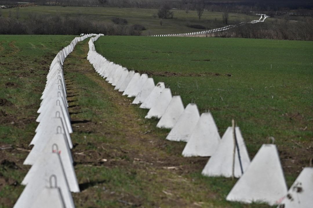 Hệ thống "răng rồng" ở Chernihiv và Zaporizhzhia. Ảnh: Reuters