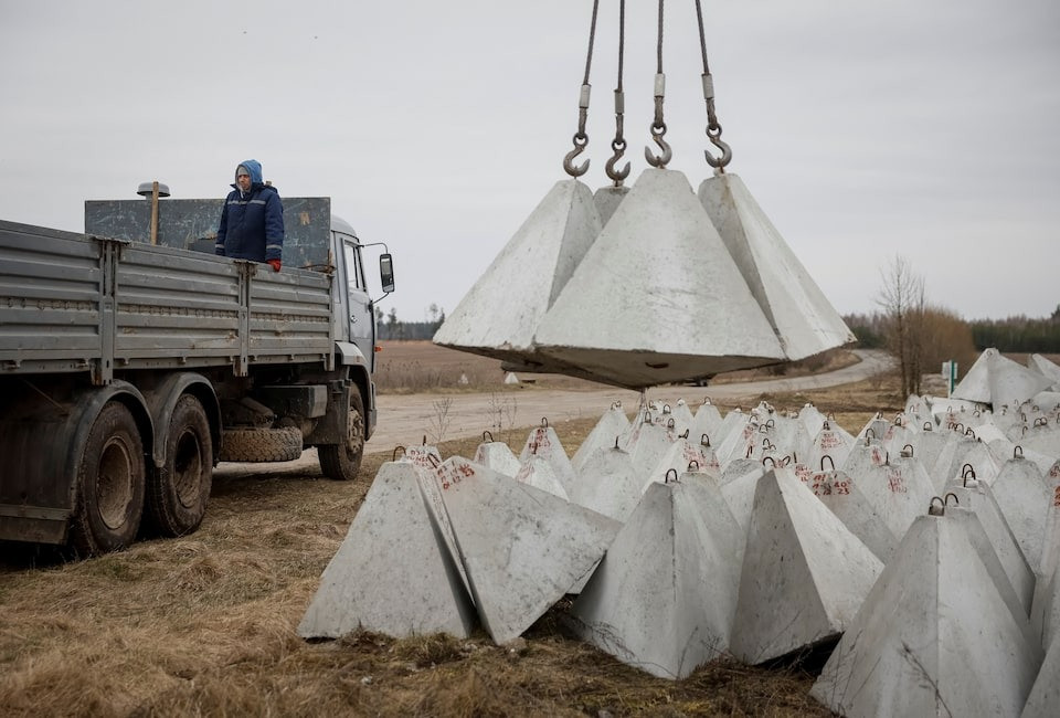 Hệ thống "răng rồng" ở Chernihiv và Zaporizhzhia. Ảnh: Reuters