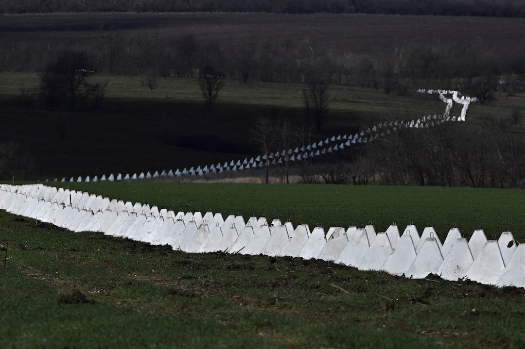 Hệ thống "răng rồng" ở Chernihiv và Zaporizhzhia. Ảnh: Reuters
