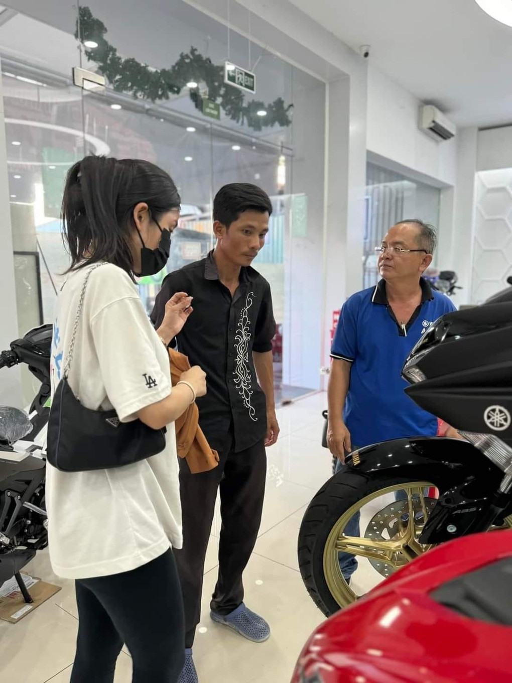 Anh Sơn được mạnh thường quân đưa đi mua xe mới (Ảnh: Nhân vật cung cấp).