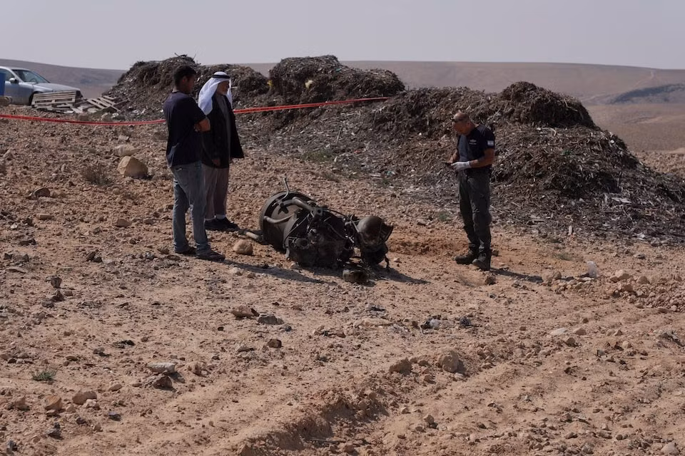 Mảnh vỡ tên lửa rơi xuống Israel. Ảnh: Reuters