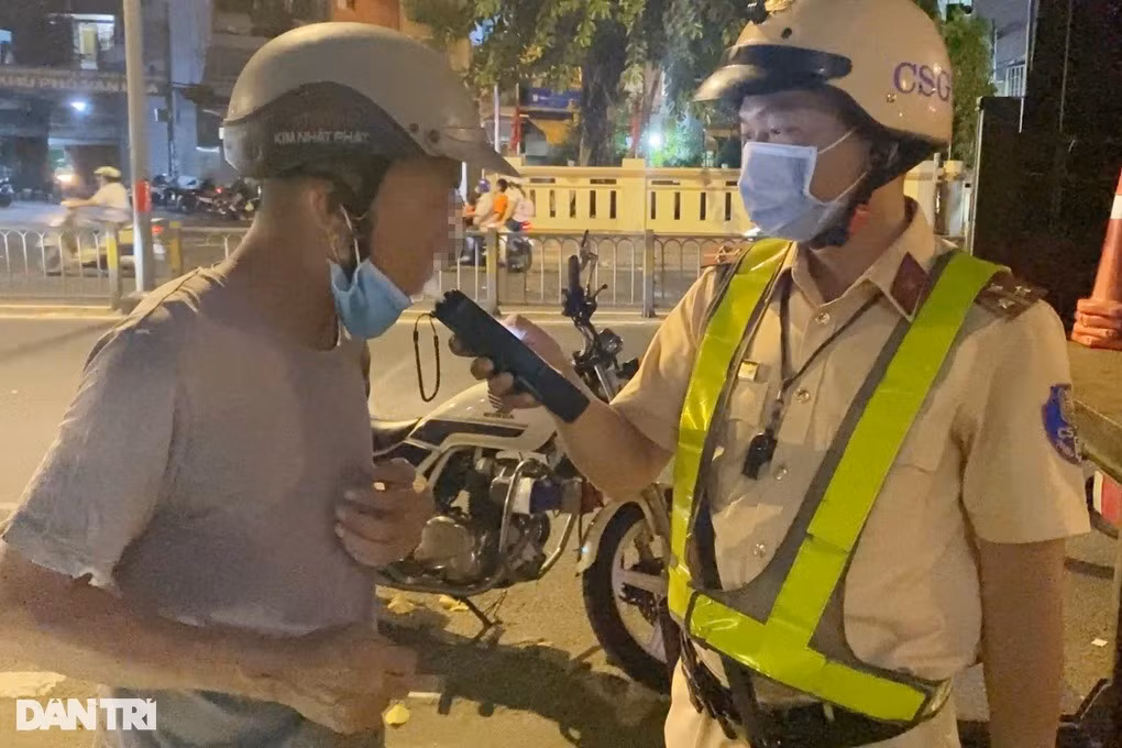 Ông M. có nồng độ cồn gần gấp 3 lần mức kịch khung (Ảnh: An Huy). Ông M. có nồng độ cồn gần gấp 3 lần mức kịch khung (Ảnh: An Huy).