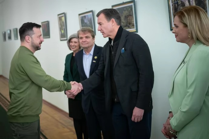 Tổng thống Ukraine gặp các thành viên phái đoàn Mỹ. Ảnh: Pravda