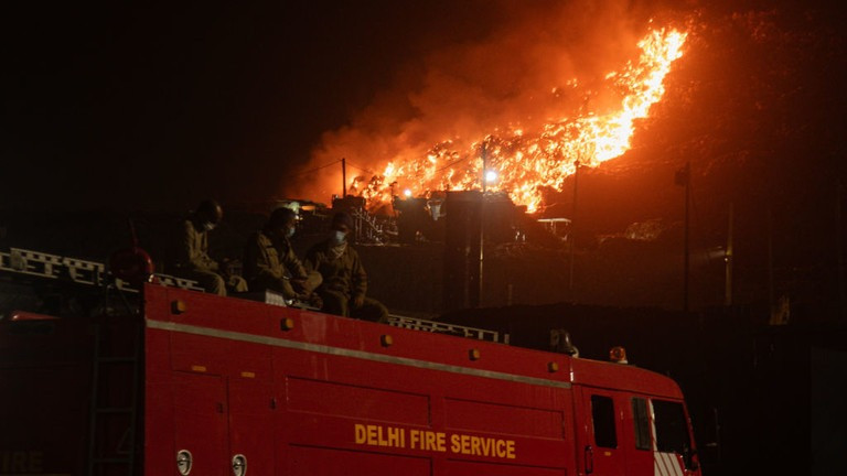 Hiện trường vụ cháy nhìn từ xa. Ảnh: Getty Images