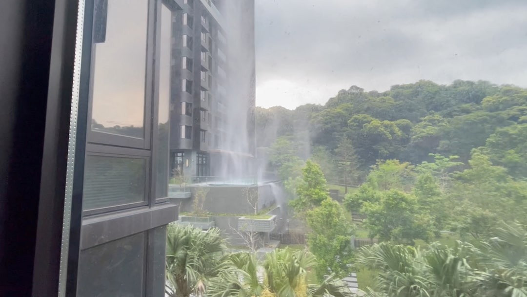 Các mảnh vỡ rơi xuống từ trên cao trong trận động đất. Ảnh: Reuters