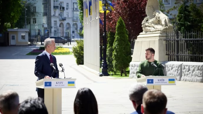 Tổng thư ký NATO và Tổng thống Ukraine họp báo tại Kiev hôm 29/4. Ảnh: Pravda