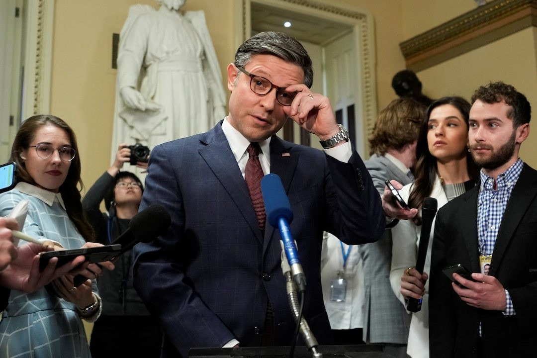 Chủ tịch Hạ viện Mỹ Mike Johnson trả lời báo giới hôm 20/4. Ảnh: Reuters