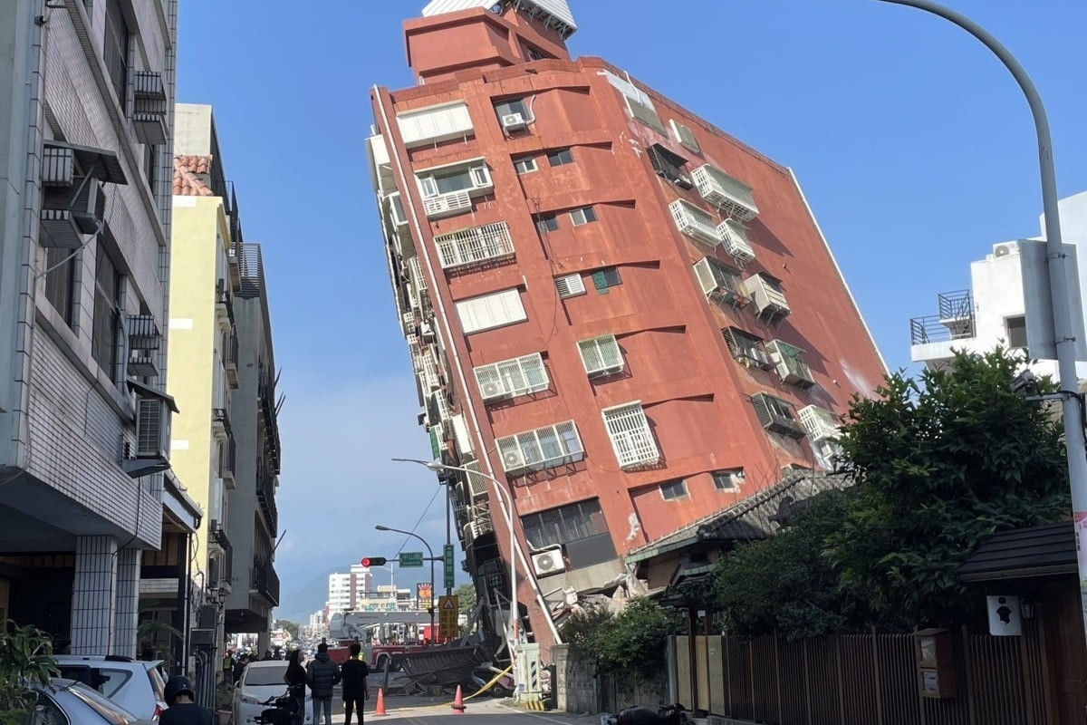 Một tòa nhà bị đổ nghiêng ở Hoa Liên. Ảnh: CNA