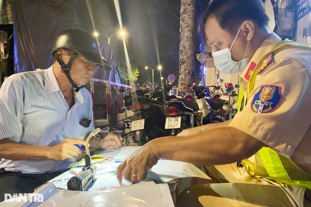 Đây là lần thứ 2 vi phạm nồng độ cồn của ông H. trong hơn 10 ngày (Ảnh: An Huy). Đây là lần thứ 2 vi phạm nồng độ cồn của ông H. trong hơn 10 ngày (Ảnh: An Huy).