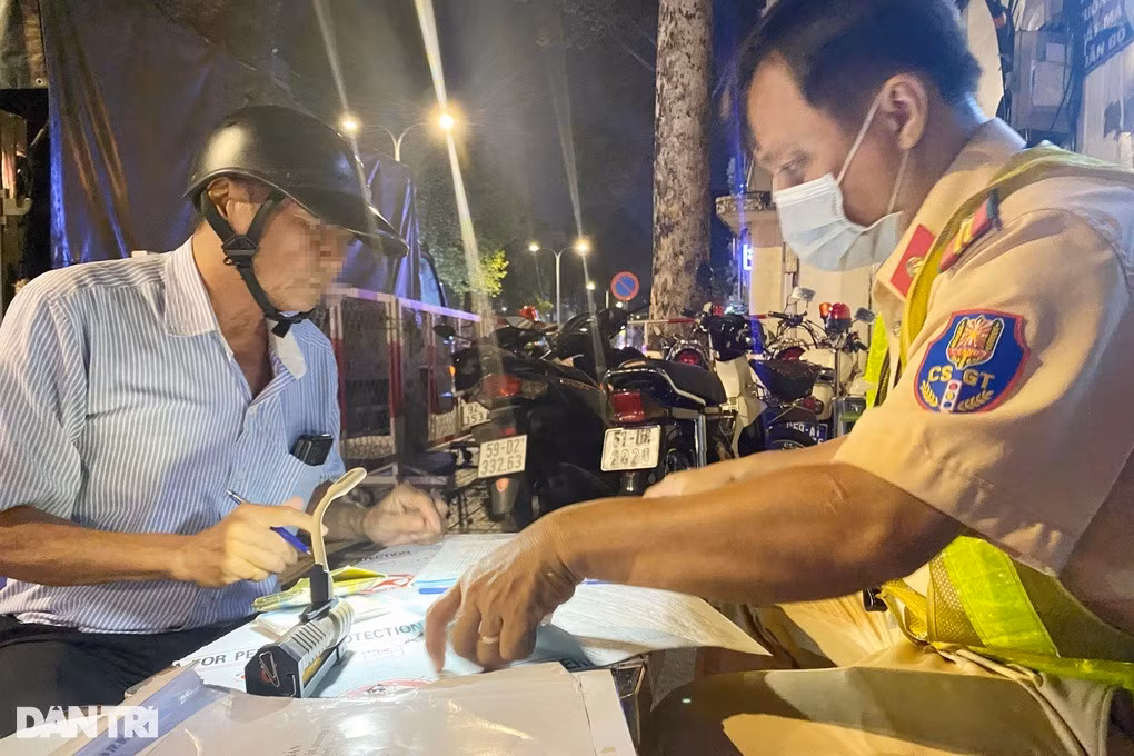 Đây là lần thứ 2 vi phạm nồng độ cồn của ông H. trong hơn 10 ngày (Ảnh: An Huy). Đây là lần thứ 2 vi phạm nồng độ cồn của ông H. trong hơn 10 ngày (Ảnh: An Huy).
