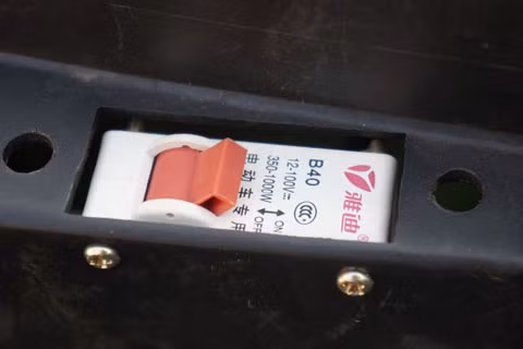 Nút tắt nguồn điện nằm dưới cốp xe