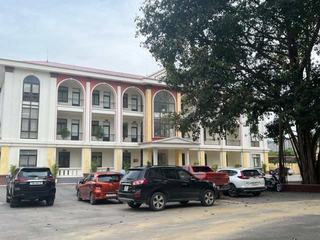 Trụ sở Phòng Giáo dục Đào tạo huyện Thanh Sơn nằm trong khuôn viên của UBND huyện Thanh Sơn, tỉnh Phú Thọ.